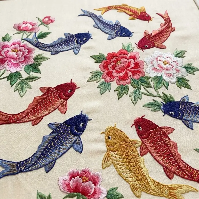 Tranh Cửu Ngư Quần Hội là gì? bảng giá cách chọn và treo 25 Cửu ngư thêu tay bên khóm mẫu đơn rực rỡ