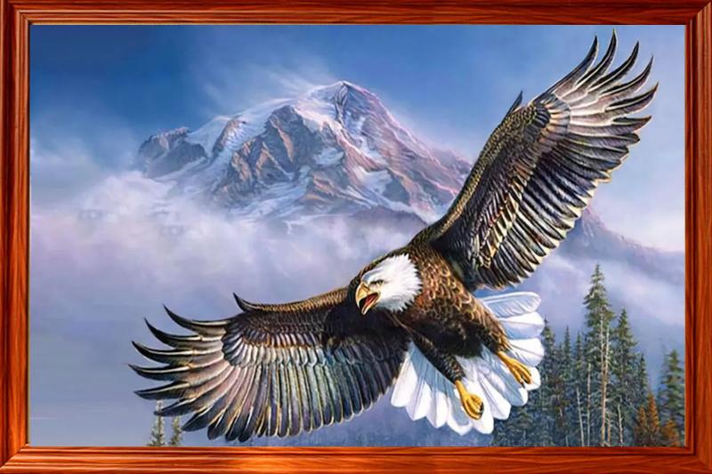 Tranh đại bàng vàng chạm nổi, thể hiện sự quyết đoán và vị thế của chủ nhân