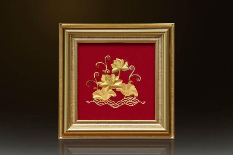 Tranh hoa sen dát vàng giúp cân bằng không gian sống mang lại cảm giác an yên