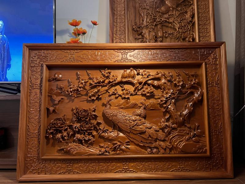 Tranh Phu Thê Viên Mãn: Ý nghĩa & Cách treo chuẩn phong thủy 4 Hình ảnh chim công son sắt, thủy chung trọn kiếp mang ý nghĩa vun đắp hạnh phúc lâu dài và "đầu bạc răng long"