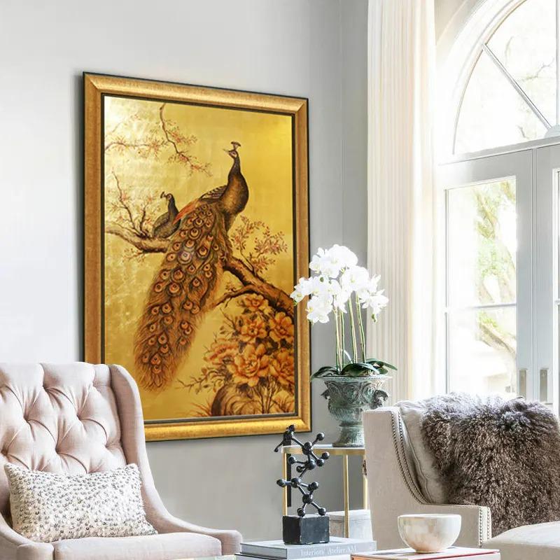 Tranh sơn mài dát vàng cao cấp - Nghệ thuật và phong thủy 14 Tranh đôi công dát vàng được đặt ở vị trí trung tâm, thể hiện gu thẩm mỹ tinh tế và sự vương giả của gia chủ.