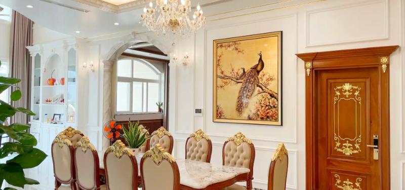 Tranh sơn mài dát vàng cao cấp - Nghệ thuật và phong thủy 3 Tranh sơn mài dát vàng với họa tiết đôi công tạo điểm nhấn vương giả và thu hút vượng khí cho không gian nội thất cao cấp.