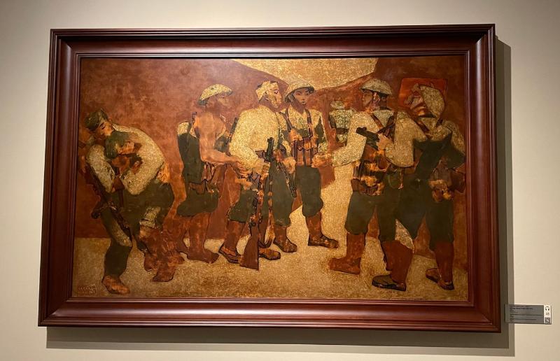 Cận cảnh bức tranh sơn mài của họa sĩ Nguyễn Sáng tại bảo tàng.