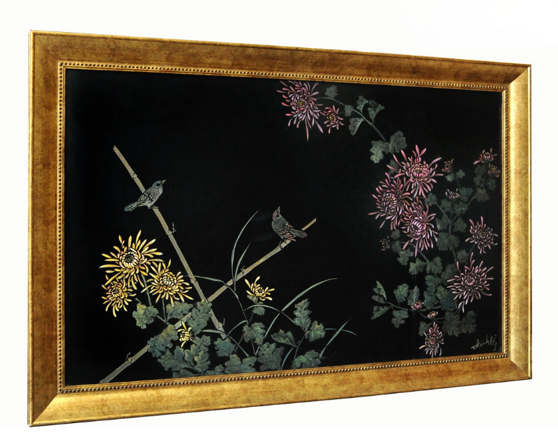 Tranh sơn mài khắc trũng – Vẻ đẹp chiều sâu của sơn ta 3 Sự đối lập tinh tế giữa nền sơn then bóng loáng và chi tiết hoa lá khắc mờ