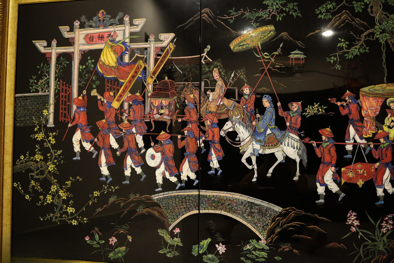 Tranh sơn mài khắc trũng – Vẻ đẹp chiều sâu của sơn ta 2 Tranh sơn mài khắc trũng tái hiện sinh động các điển tích cổ và lễ hội truyền thống qua từng đường khắc tỉ mỉ