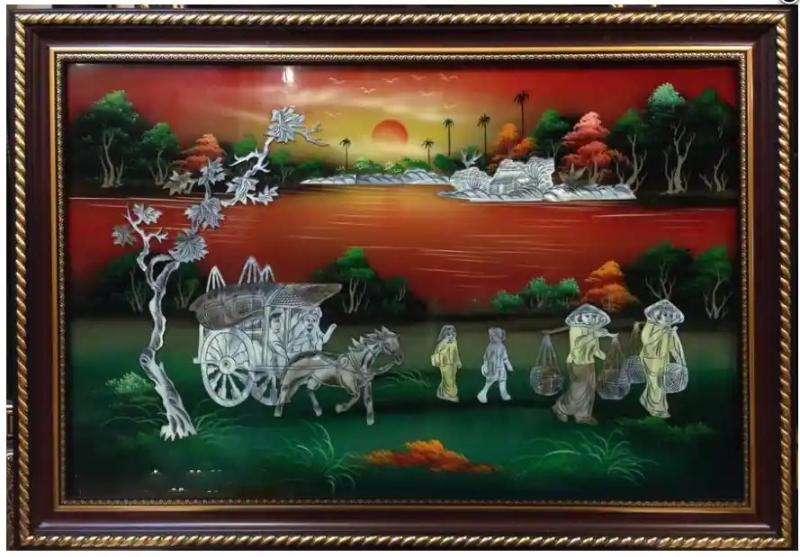 Tranh sơn mài khảm trai với khung cảnh làng quê yên bình dưới ánh mặt trời rực rỡ.