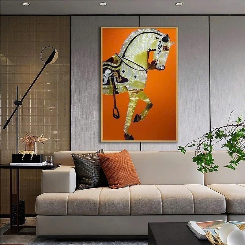 Một tác phẩm sơn mài khảm trai hiện đại với hình ảnh ngựa trên nền màu sắc rực rỡ.