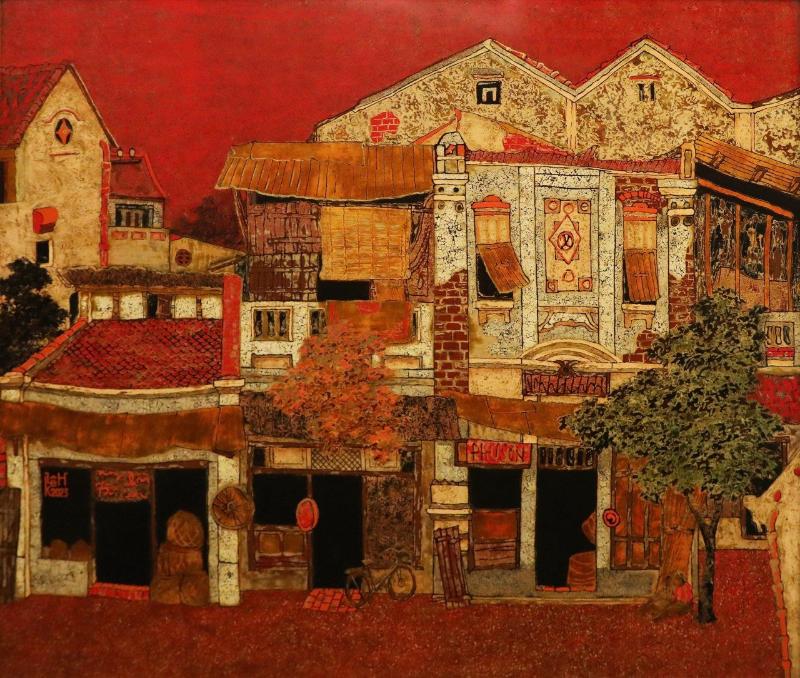 Dưới các lớp sơn mài trầm ấm, cảnh phố cổ trở nên sâu lắng và có chiều sâu thị giác hơn so với tranh vẽ thông thường.