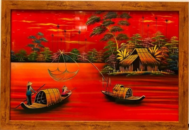 Tranh sơn mài tái hiện cảnh sinh hoạt sông nước mộc mạc, nơi con người gắn bó với thiên nhiên, mang lại cảm giác bình yên, gần gũi
