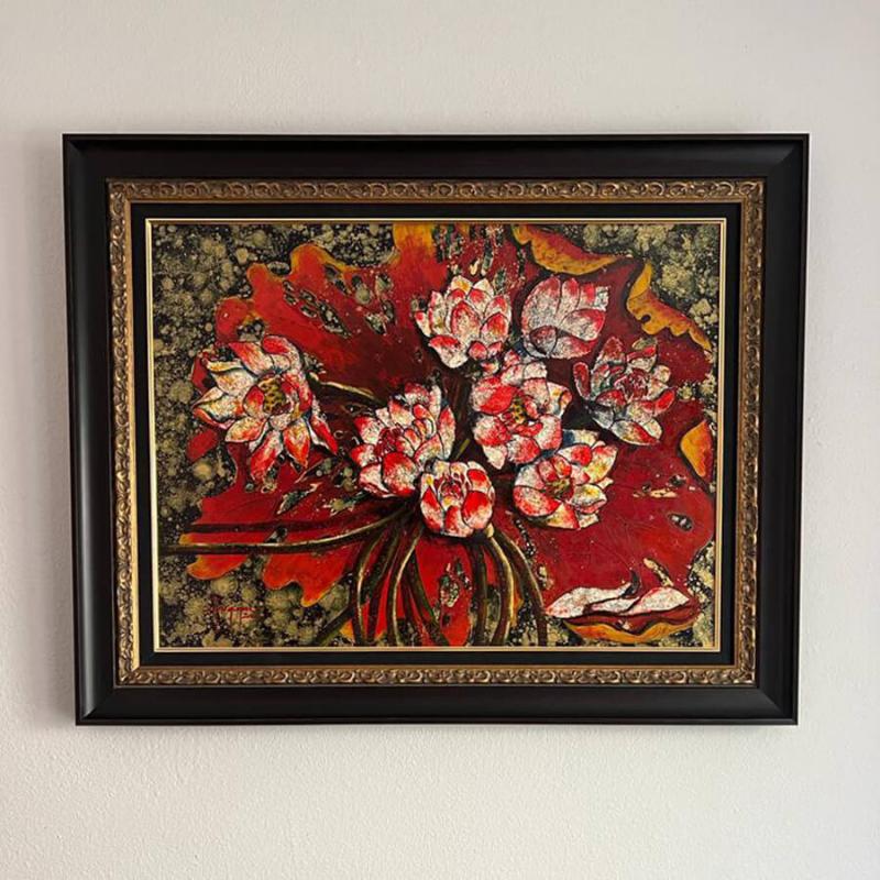 Tranh sơn mài hoa sen với màu đỏ son và vàng nổi bật, tạo điểm nhấn nghệ thuật sang trọng cho phòng khách