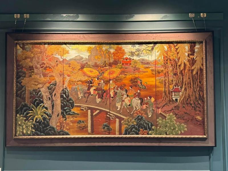 Bức tranh sơn mài lộng lẫy, kết hợp chất liệu sơn ta và vàng quỳ, tạo chiều sâu và vẻ sang trọng cho không gian