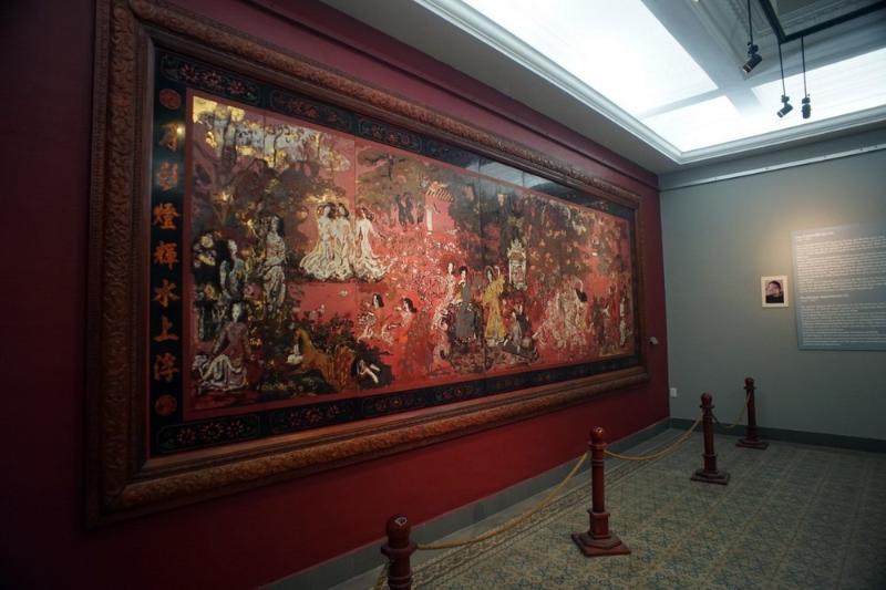 Ấn tượng bức tranh sơn mài Vườn Xuân Trung Nam Bắc 4 Tác phẩm kết hợp sơn ta truyền thống, vàng, bạc, và vỏ trứng, thể hiện kỹ thuật chế tác sơn mài công phu.