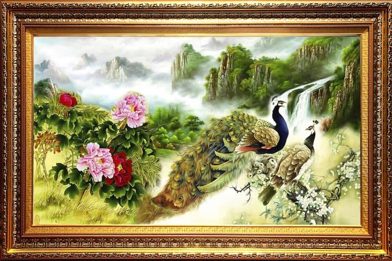 Tranh Phu Thê Viên Mãn: Ý nghĩa & Cách treo chuẩn phong thủy 2 Đôi chim công quấn quýt bên hoa mẫu đơn và sơn thủy hữu tình, biểu tượng của tình yêu bền chặt và hôn nhân viên mãn
