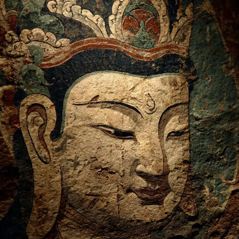 Tranh thờ tôn dung Bồ Tát tĩnh tại, nét cổ kính in hằn trên vách đá rêu phong