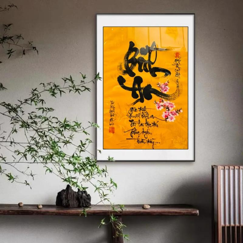 Bức thư pháp chữ Bình An trên nền vàng rực rỡ mang đến lời chúc yên ổn và an lành cho gia chủ