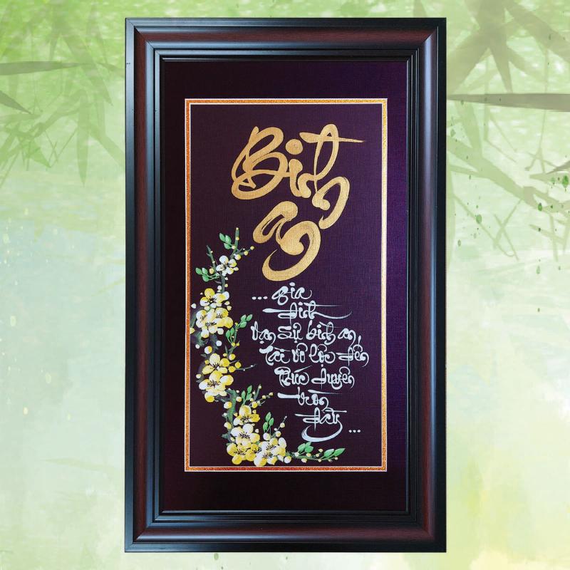 Chữ Bình An mạ vàng trên nền lụa màu trầm, thể hiện sự trang trọng và lời chúc phúc