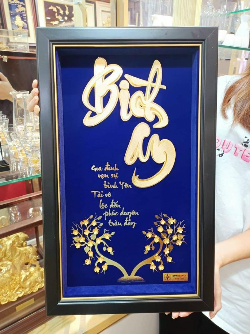 Tranh chữ Bình An mạ vàng, món quà sang trọng gửi gắm ước nguyện về cuộc sống hạnh phúc, tài lộc dồi dào