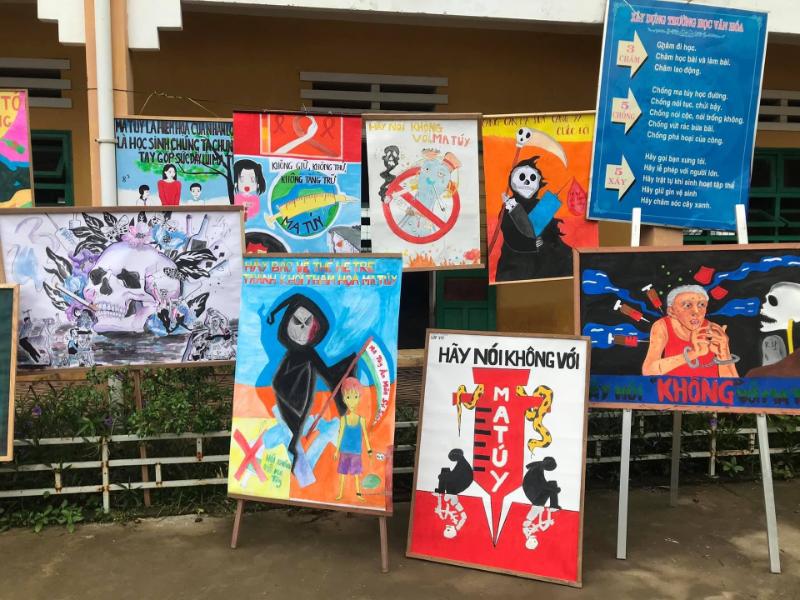 Hướng dẫn vẽ tranh áp phích đẹp, dễ hiểu và thuyết phục 4 Bộ sưu tập các tranh áp phích với chủ đề "Phòng chống ma túy" và biểu tượng "Cái chết" truyền tải thông điệp cảnh báo mạnh mẽ.