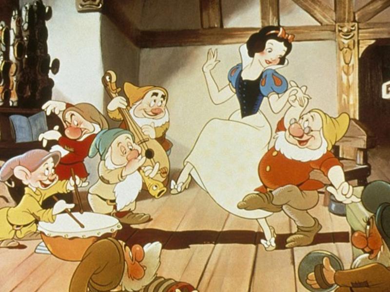 Vẽ truyện cổ tích đơn giản đẹp và sáng tạo cho học sinh 11 Nàng Bạch Tuyết và bảy chú lùn cùng nhau ca hát, cuộc sống ấm áp giữa rừng xanh.