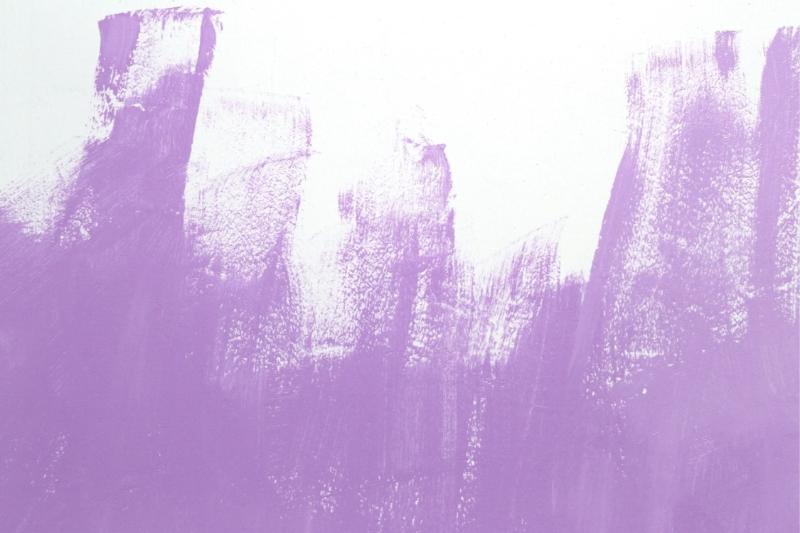 Cận cảnh sắc tím đa dạng từ nhạt đến đậm trên bề mặt tranh.