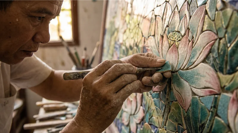 Tranh Mosaic là gì? phân loại ứng dụng và bảng giá thi công 3 nghệ nhân đang ghép tranh mosaic thủ công