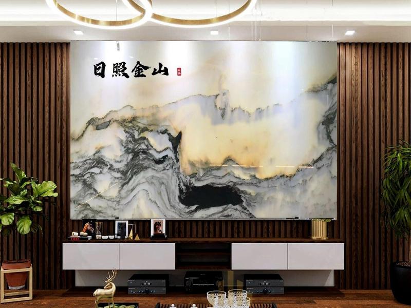 Vẻ đẹp vững chãi của núi đá trong tranh tượng trưng cho sự bảo vệ và hỗ trợ trong phong thủy.