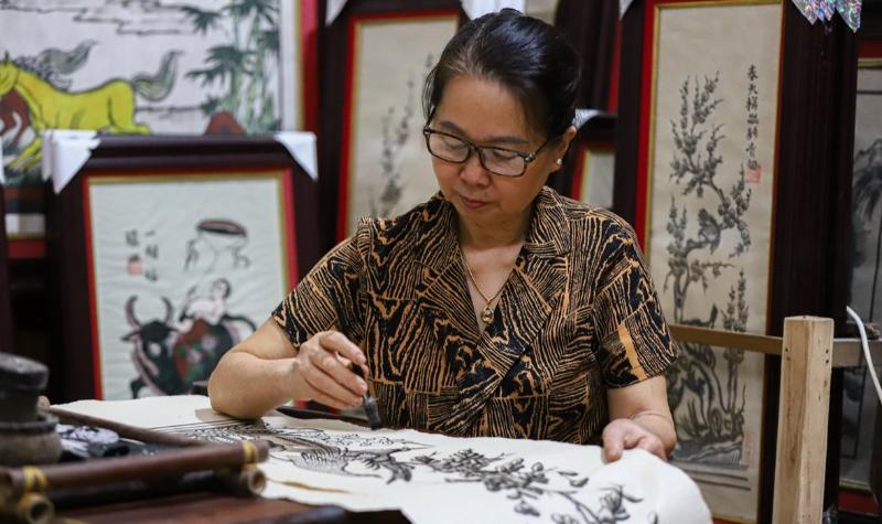 Nghệ nhân Ưu tú Nguyễn Thị Oanh dành trọn tâm huyết bên những bản khắc gỗ cổ