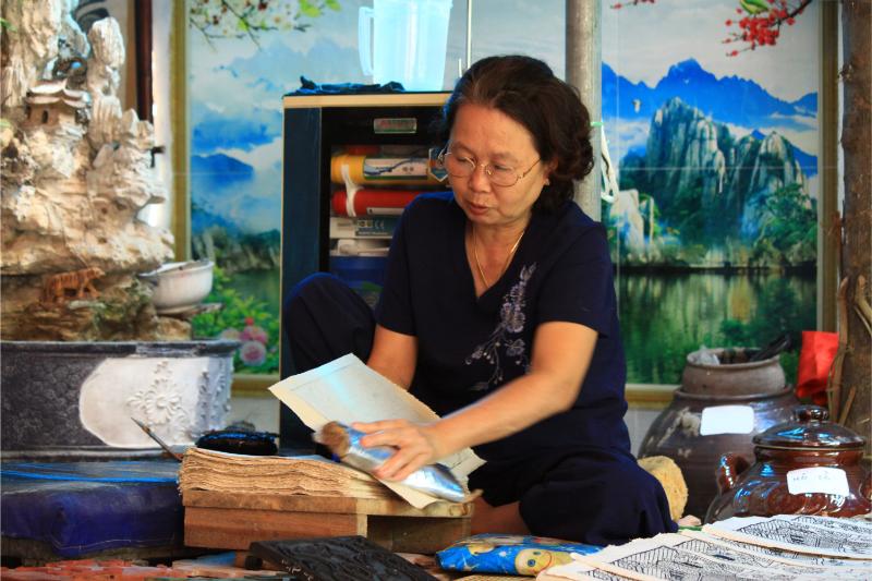 Công đoạn in tranh thủ công đòi hỏi sự tập trung cao độ và kinh nghiệm dày dặn.