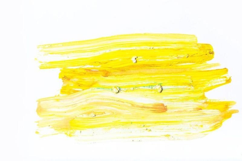 Nhóm sắc độ vàng nhạt mang lại vẻ đẹp êm dịu, thanh lịch và hoài cổ cho tác phẩm.