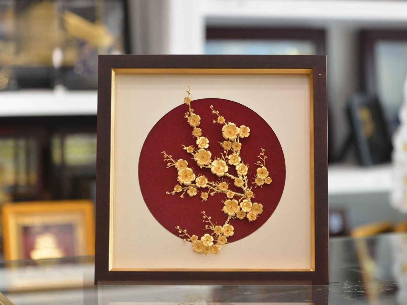 Tranh mai dát vàng phù hợp làm quà tặng phong thủy cao cấp 