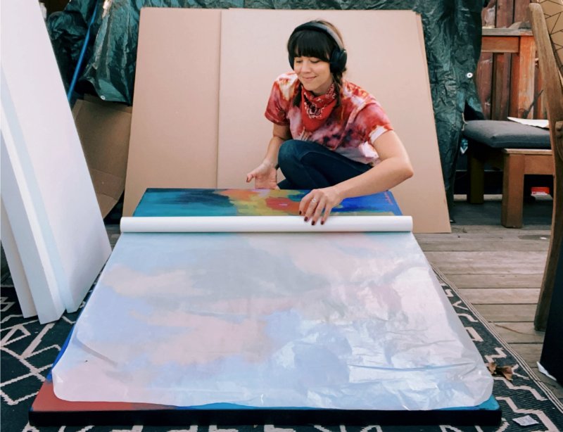 Quy trình bọc màng PE co chặt quanh bức tranh bảo vệ lớp vải in