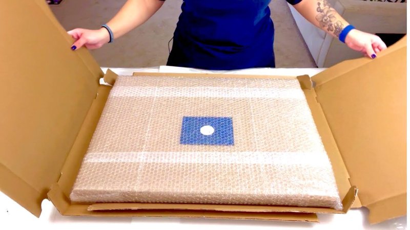 Cuộn nhiều lớp xốp nổ tạo đệm khí bảo vệ toàn diện cho tranh vải bạt hiện đại.