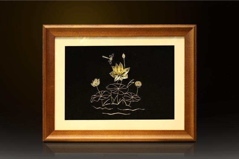 Tranh Hoa Sen mạ vàng đại diện sự thanh tạo, thuần khiết 