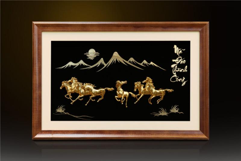 Tranh Mã Đáo Thành Công mạ vàng tượng trưng cho sự tốc chiến tốc thắng, ý chí kiên cường và khả năng bứt phá mọi giới hạn
