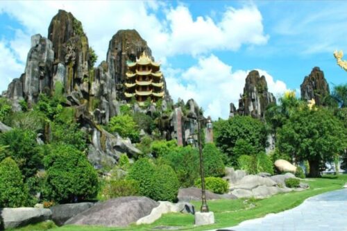 Tranh phong cảnh núi Ngũ Hành Sơn và chùa tháp