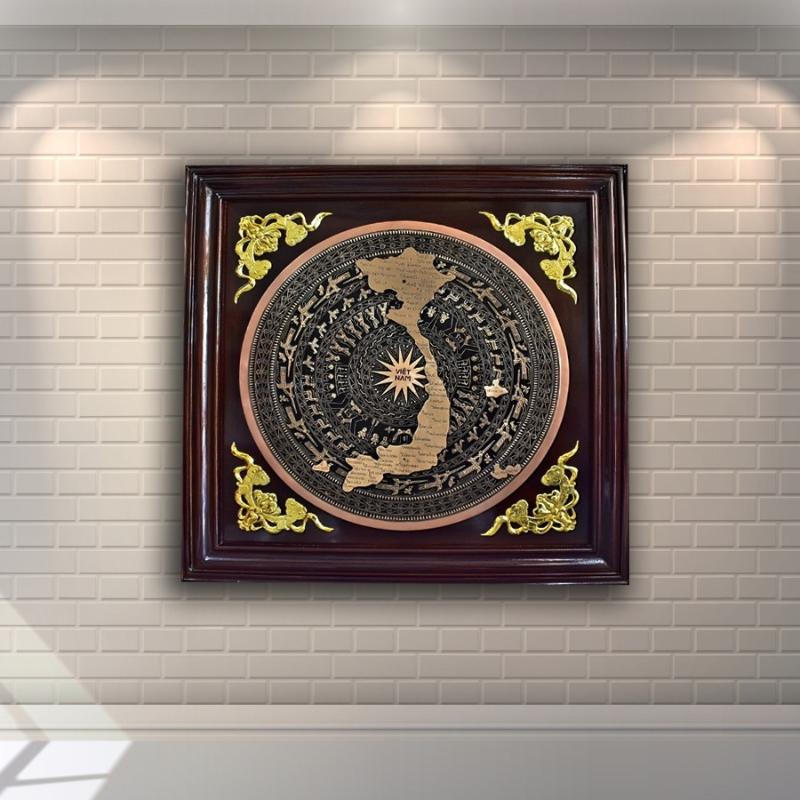 Mẫu tranh mặt trống đồng khung gỗ sang trọng, điểm nhấn tinh tế cho không gian phòng khách hiện đại.