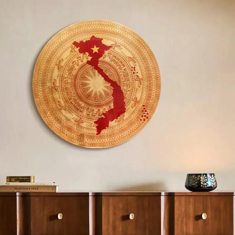 Thiết kế tranh trống đồng kết hợp đèn LED, tạo hiệu ứng ánh sáng huyền ảo và tôn vinh hoa văn cổ.