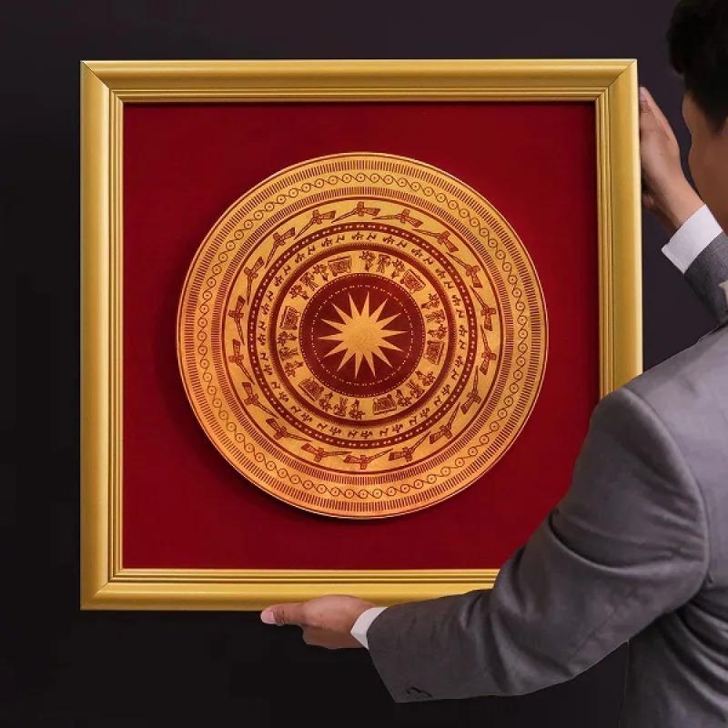 Tranh mặt trống đồng đỏ mộc mạc, lưu giữ nét đẹp truyền thống và sự ấm cúng cho ngôi nhà.