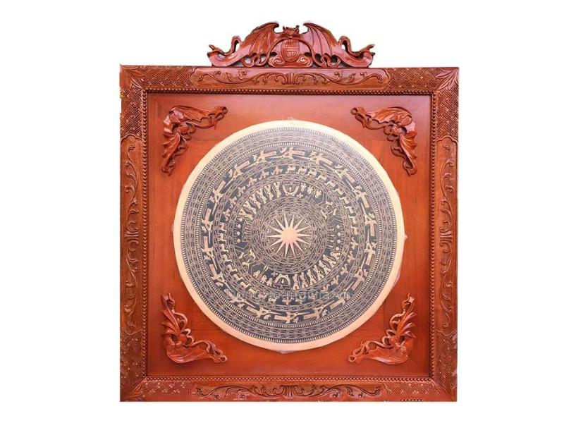 Sự tỉ mỉ của các nghệ nhân trong việc thổi hồn vào từng đường nét hoa văn đồng tâm.