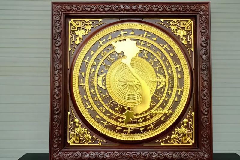 Tranh Trống Đồng Dát Vàng Khung Gỗ Gõ Đỏ 80x80 3 Tranh Trống Đồng Dát Vàng Khung Gỗ Gõ Đỏ 80x80 - Ảnh 3