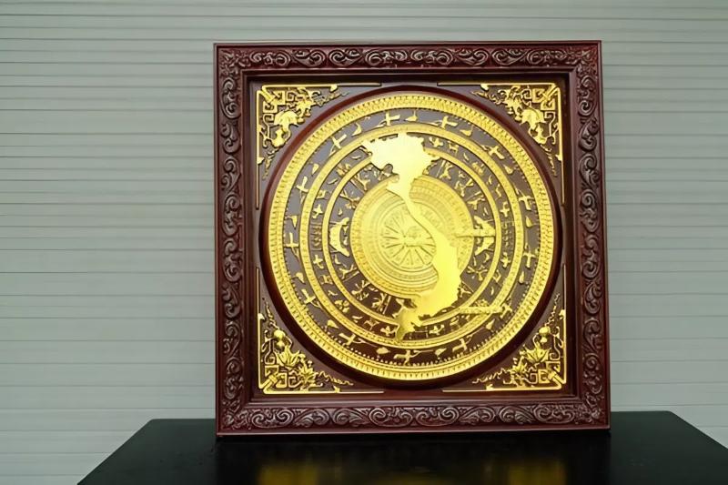 Tranh Trống Đồng Dát Vàng Khung Gỗ Gõ Đỏ 80x80 1 Tranh Trống Đồng Dát Vàng Khung Gỗ Gõ Đỏ 80x80