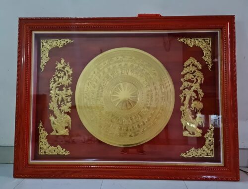 Tranh trống đồng nền đỏ khung gỗ sòi mặt dát vàng 18k