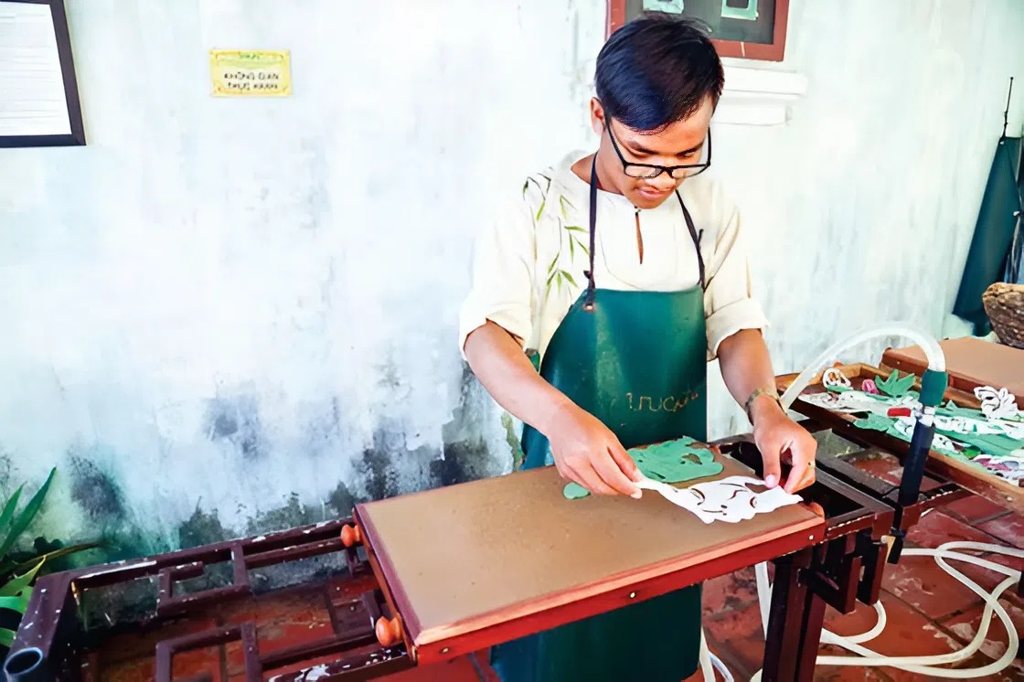 Quá trình tạo hình lên giấy của tranh trúc chỉ