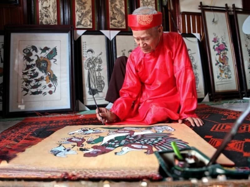 Nghệ nhân Ưu tú Nguyễn Hữu Sam (1930–2016), người được mệnh danh là bảo tàng sống đã dành cả cuộc đời để gìn giữ linh hồn của dòng tranh dân gian Đông Hồ