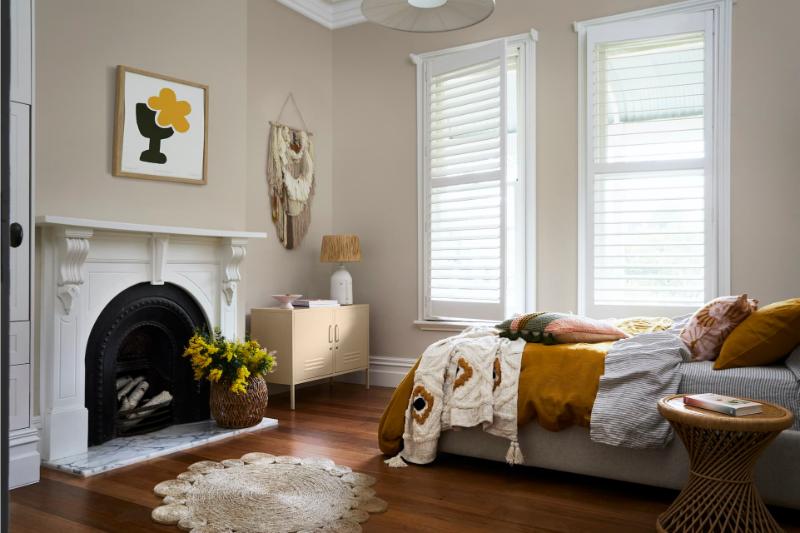Bức tranh tối giản (minimalism) mang lại điểm nhấn hiện đại, tinh tế cho căn phòng ấm cúng.