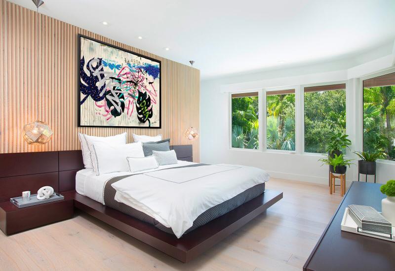 Tranh canvas nghệ thuật cỡ lớn tạo sự phá cách, ấn tượng cho những căn phòng ngủ mang phong cách hiện đại.