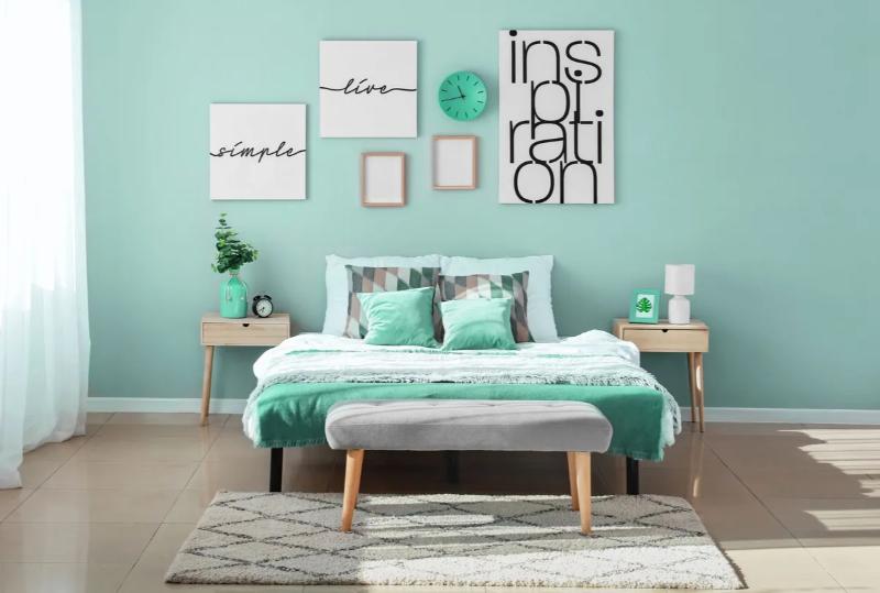 Sự kết hợp giữa tranh chữ (typography) và nghệ thuật sắp đặt tạo nên một góc decor truyền cảm hứng.