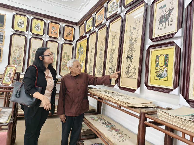Nghệ nhân Nguyễn Đăng Chế giới thiệu tranh dân gian Đông Hồ gia đình ông sáng tác 