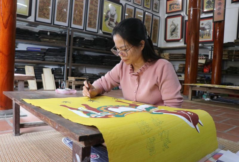 Tranh Đông Hồ truyền thống có nét in thủ công tự nhiên và màu sắc mộc mạc, dịu mắt.