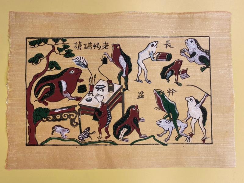 Nền tranh mang vẻ đẹp thô mộc nhưng thanh nhã, óng ánh tự nhiên nhờ được làm từ giấy dó phủ lớp vỏ điệp nghiền mịn.